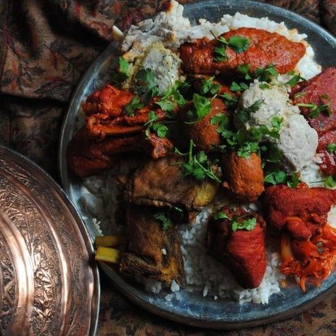 Meat piled high and served on a trami. Kashmiri Wazwan, Kashmiri Food, Tandoori Chicken, Taste Buds, Family Meals, Diner, Meat, Chicken, Ethnic Recipes