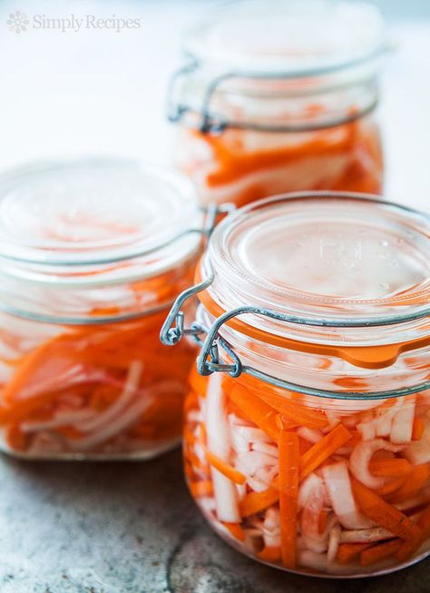 Vietnamese Pickled Carrots and Daikon (Do Chua) Pickled Carrots And Daikon, Recipe Keeper, Bahn Mi, Pickled Carrots, Viet Food, Pickled Veggies, Vietnamese Cuisine, Pickled Vegetables, Banh Mi