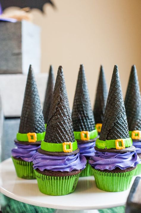 Witch Hat Cupcakes: Schur to Please created the witches' hat cupcakes for one Halloween bash, but you ... Muffins Halloween, Hat Cupcakes, Witch Cupcakes, Halloween Food Cupcakes, Witch Cake, Kids Halloween Food, Festa Harry Potter, Halloween Front Porch Decor, Halloween Front Porch