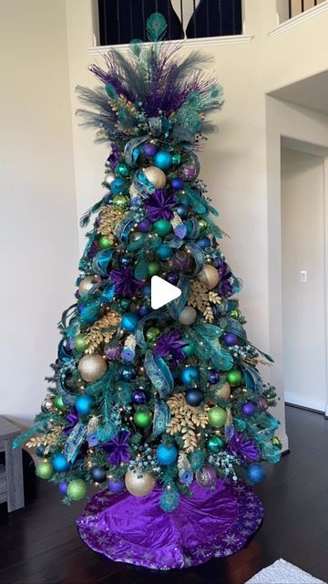 Teal Christmas Tree Ideas, Peacock Tree Christmas, Peacock Themed Christmas Tree, Peacock Theme Christmas Tree, Xmas Tree Decorating Ideas, Peacock Inspired Christmas Tree, Turquoise Christmas Decor, Peacock Christmas Decorations, Peacock Mannequin Christmas Tree