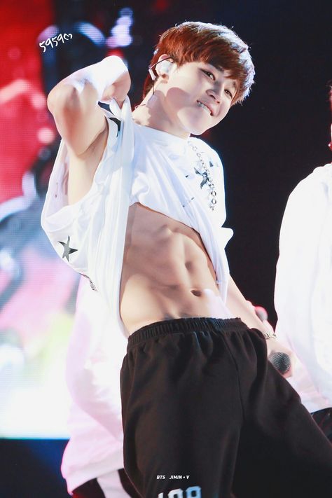 Jimin mostrando sus bien formados y definidos abdominales 7u7 Park Jimim, Jimin's Abs, Park Ji Min, Park Jimin Bts, I Love Bts, Bts Bangtan Boy, Busan, Bts Boys, Foto Bts