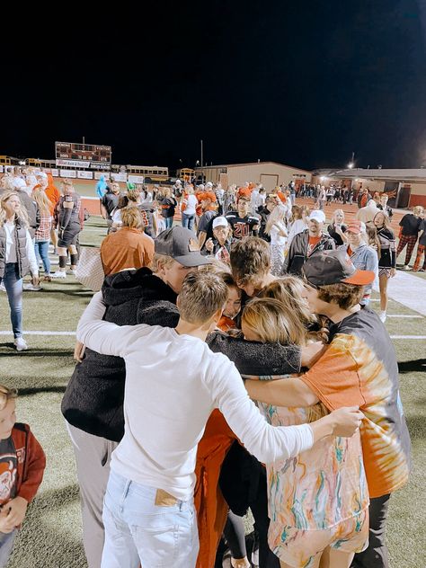 Hugging Friends, Family Hug, People Hugging, Friends Hugging, Group Hug, Aesthetic Vsco, Guy Friends, Spirit Week, Warm Hug