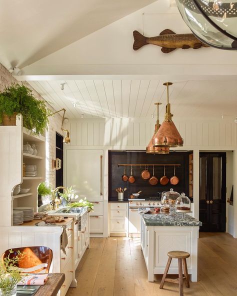 BRYAN GRAYBILL (@bryangraybill) • Instagram photos and videos Kitchen Stove Alcove, Bryan Graybill, Wall Kitchen Ideas, Jamb London, Stove Alcove, Beachside Cottage, Breakfast Rooms, Linen Design, Instagram Kitchen