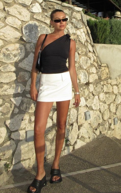 Zara Asymmetric Skirt Outfit, Milan Outfit Ideas Summer, South Of France Outfits French Riviera, Outfit Kendall Jenner, White Mini Skirt Outfit, Mini Skirts Outfits Summer, Kendall Jenner Hailey, Clean Girl Outfit, Mini Sunglasses