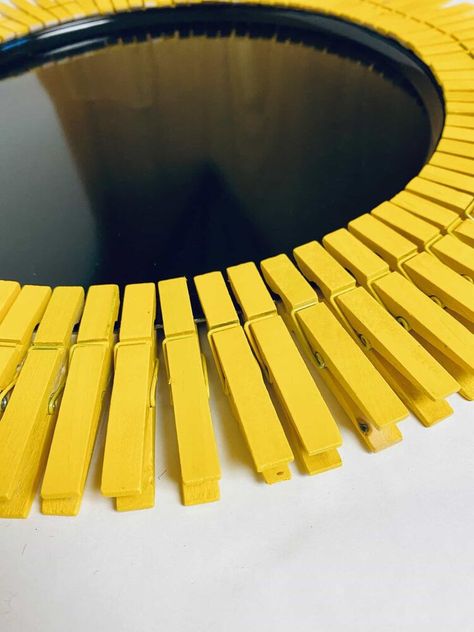 Sunflower Wreath With Clothes Pins, Easy Front Door Wreaths, Pizza Pan Wreaths For Front Door, Sunflower Pizza Pan Wreath Diy, Clothes Pin Sunflower Wreath Diy, Sunflower Clothespin Wreath Diy, How To Make Sunflower Wreath, Sunflower Door Decor, Sunflower Door Hanger Diy