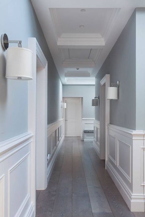 Pasillo azul y blanco Wall Paneling Ideas, Hallway Panelling, Paneling Ideas, Modern Wall Paneling, Wainscoting Styles, Hallway Walls, Modern Hallway Ideas, Wall Style, Corridor Design