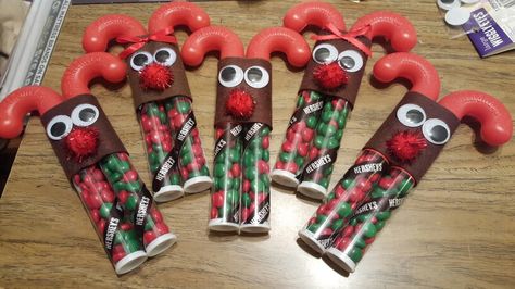 Christmas Party Treats For School Pre Packaged, Christmas Kids Goodie Bags, Christmas Giveaway Ideas For Kids, Prepackaged Christmas Treats For Kids, Washcloth Reindeer, Christmas School Treats, Christmas Bazaar Ideas, Christmas Classroom Treats, Diy Christmas Gifts For Friends