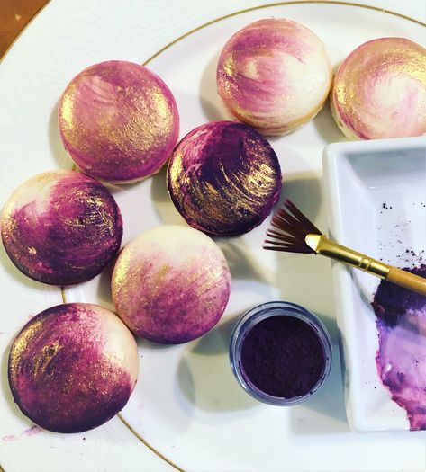 Purple And Gold Macarons, How To Paint Macarons Gold, Macaron Designs Decoration, Macarons Wedding Favors, Painting Macarons, Macaron Decoration Ideas, Macarons Painting, Paint Macarons, Artistic Wedding Cake