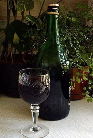 Blackberry Cordial Recipe Blackberry Cordial Recipe, Blackberry Liqueur Recipes, Liquor Making, Blackberry Brandy, Homemade Liqueur, Blackberry Bramble, Wine Chart, Cordial Recipe, Homemade Alcohol