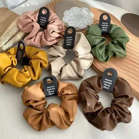 Hair Accessories Business Ideas, Scrunchie Branding, Hair Accessories Packaging Ideas, Packaging Ideas For Scrunchies, Scrunchie Packaging, Hair Accessories Packaging, Rings For Ladies, Diy Hair Scrunchies, Diy Hair Accessories Ribbon