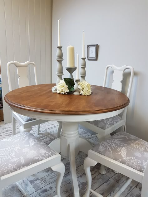 White Kitchen Table Decor, Painted Round Tables, Gold And White Kitchen, Dining Table Upcycle, White Round Kitchen Table, Country Kitchen Tables, White Kitchen Table, Painted Kitchen Tables, Dining Table Makeover