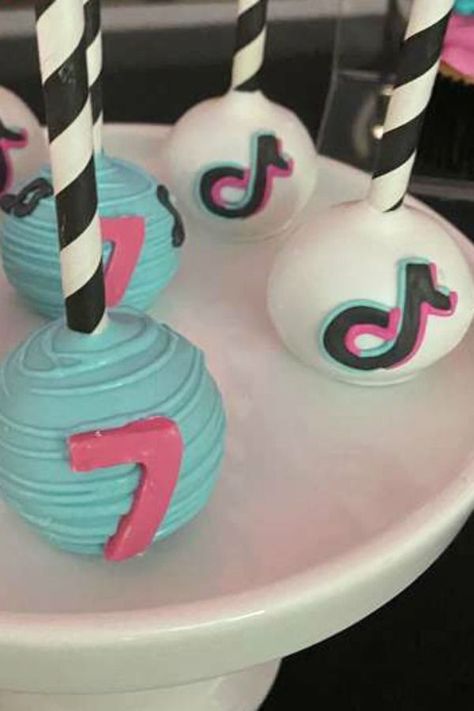 Tiktok Cake Pops, Tik Tok Cake Pops, Tiktok Bday Party Ideas, Tick Tock Birthday Party Ideas, Tiktok Cupcake Ideas, Tiktok Party Treats, Tiktok Cake, Tik Tok Party Ideas For Kids, Tik Tok Party Ideas Decorations