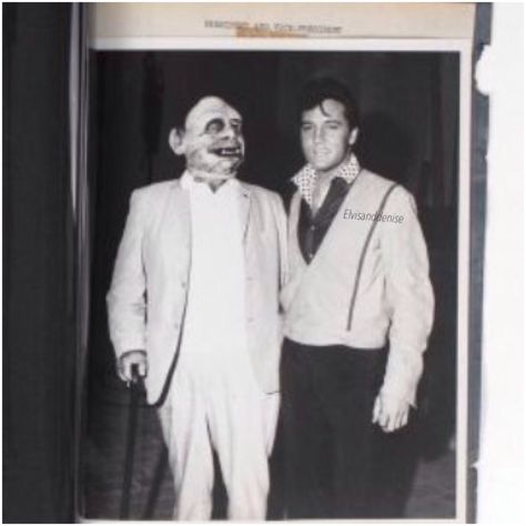 Elvis with a masked man! - Elvis never left Elvis 60s, Elvis Presley Movies, Young Elvis, Tom Parker, Heartbreak Hotel, Elvis Presley Pictures, Elvis Movies, King Of Music, Elvis Presley Photos