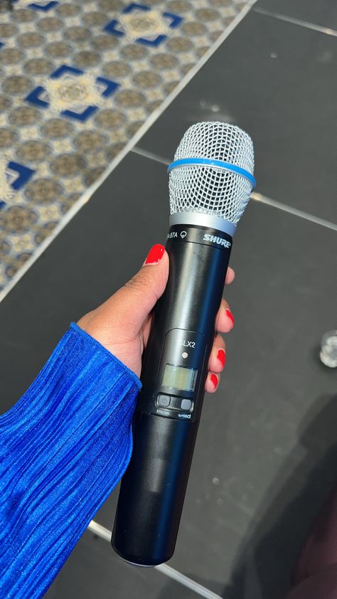 Karaoke Microphone Aesthetic, Black Woman Microphone, Holding Microphone, Black Women Artists, Rockstar Romance, Vision Board Pics, Journalism Career, Magnetic Energy, Music Camp