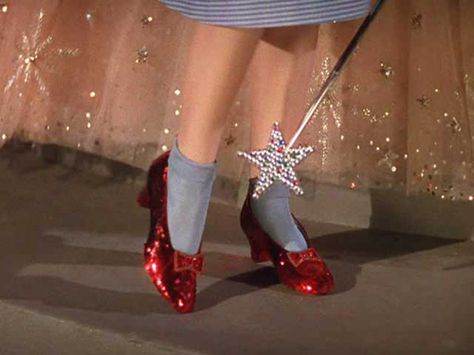 Click your heels 3 times and say there's no place like home......... Wizard Of Oz Quotes, Dorothy Wizard Of Oz, Wizard Of Oz 1939, Ruby Red Slippers, Dorothy Gale, Rose Mcgowan, Movie Plot, Red Slippers, Ruby Slippers