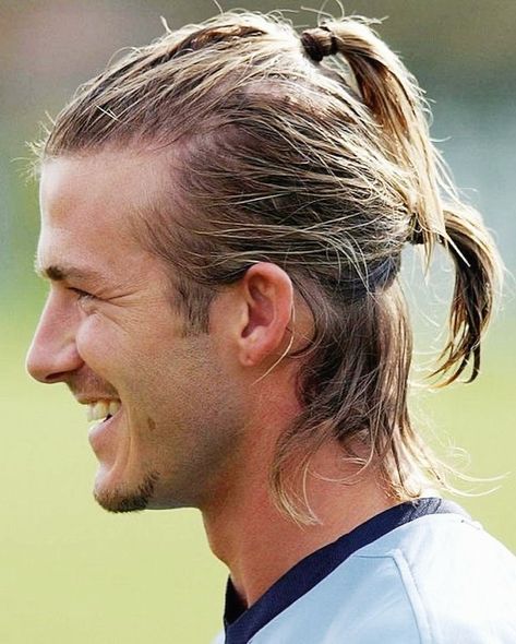 David Beckham on Instagram: “Beck’s 😀⚽️ #davidbeckham #beckham #football #soccer #futbol #england #realmadrid #manchesterunited #lagalaxy #acmilan #psg #hairstyle” David Beckham Long Hair, Bun Men, David Beckham Haircut, Beckham Haircut, Man Bun Styles, David Beckham Hairstyle, Beckham Hair, Soccer Hairstyles, Soccer Hair