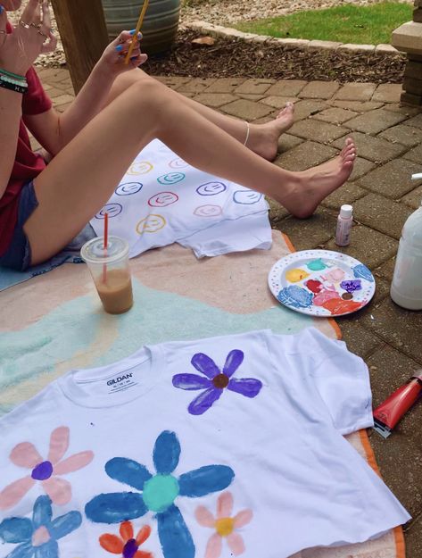 #shirts #artsy #painting #friends Painting T Shirts Ideas Aesthetic, Painting Shirts Aesthetic, Painting T Shirts Aesthetic, Tie Died Tshirts Aesthetic, T Shirt Painting Aesthetic, Painting On Tshirts Aesthetic, Painting Shirts With Acrylic Paint, Painted Shirts Aesthetic, T Shirt Painting Ideas Aesthetic