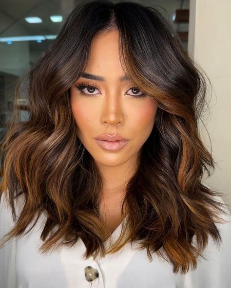 Unlock Your Glamour: Top 2024 Haircut Ideas - Long, Short, Vintage & Mor Medium Brunette Hair, Medium Length Brown Hair, Honey Highlights, Chestnut Brown Hair, Thick Hair Styles Medium, Shaggy Hair, Medium Layered Haircuts, Medium Bob Hairstyles, Black Hair With Highlights