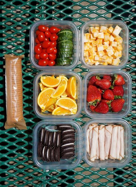 Easy Picnic Lunch Ideas Easy Picnic Lunch Ideas, Picnic Lunch Ideas, Easy Picnic Food, Picnic Date Food, Beach Snacks, Road Trip Food, Road Trip Snacks, Picnic Lunch, Picnic Lunches