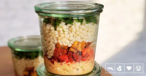 Vegan Halloumi, Salad Jar Recipe, Tahini Recipe, Jar Recipes, Vegan Summer Recipes, Packed Lunches, High Protein Vegan, Salad In A Jar, Couscous Salad