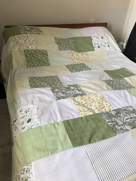 Patchwork quilt Green Green Quilts Ideas, Quilt Green, Green Quilts, Quilt Patchwork, Green Quilt, Quilts Ideas, Random Image, Patchwork Quilt, Handmade Quilts