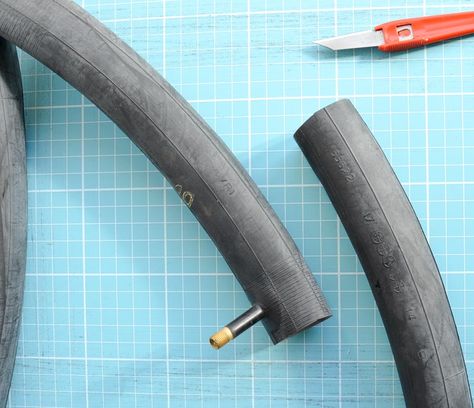 DIY Wallet – upcycle a bicycle tyre Bike Accessories Diy, Diy Bicycle, Diy Lunch Bag, Bicycle Tubes, Recycled Bike Parts, Diy Lunch, Wallet Diy, Bicycle Diy, Ditty Bag