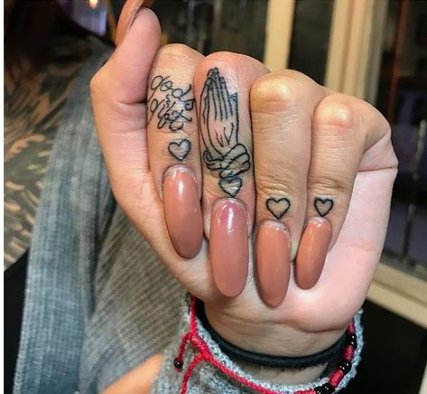 Latina Tattoo, Cute Hand Tattoos, Finger Tattoo Designs, Hand Tattoos For Women, Stylist Tattoos, Incredible Tattoos, Tattoo Feminina, Girly Tattoos, Dope Tattoos