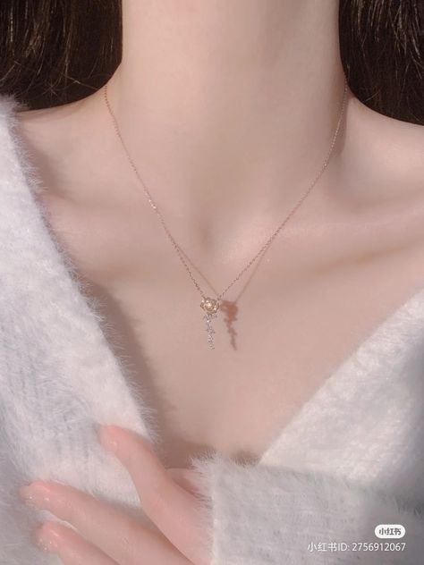 Jelwery Model, Aesthetic Pendant, Trendy Outfits For Women, Korean Jewellery, Simplistic Jewelry, Korean Necklace, Hand Jewelry Rings, Ethereal Jewelry, Aesthetic Necklace