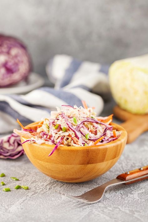 Gordon Ramsay’s coleslaw is a vibrant and acidic salad created with finely shredded green and purple cabbage, carrots, and a spicy sauce. It’s ready in just … Sugar Free Coleslaw Recipe, Healthy Coleslaw Recipes, Spring Veggies, Julienned Carrots, Creamy Coleslaw, Vegetarian Cabbage, Coleslaw Mix, White Bean Soup, Coleslaw Recipe