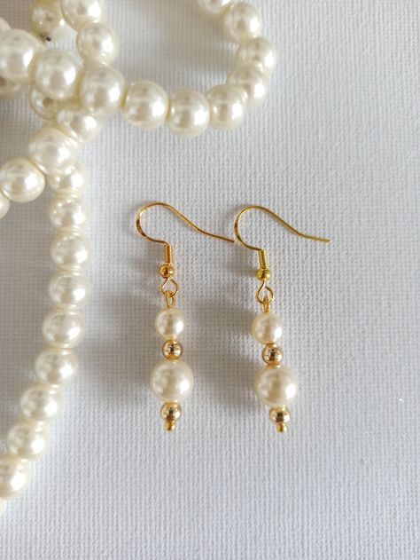 Handmade earrings, made from very good quality cultured pearls and small golden beads. Gold Wire Earrings Diy, Beaded Pearl Earrings, Boucle D'oreille Diy, Diy Earrings Pearl, Diy Pearl Earrings, Pearl Bead Earrings, Pearl Earrings Handmade, Market Jewelry, Golden Beads