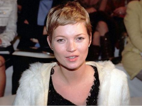 Not really into Kate Moss, but I love this cut. But... do I dare chop my hair off again after growing back out!? Kate Moss Pixie, Short Women Hairstyles, Short Spiky Haircuts, Mia Farrow, Short Hairdos, Buzz Cuts, Really Short Hair, Hair Inspiration Short, Very Short Hair