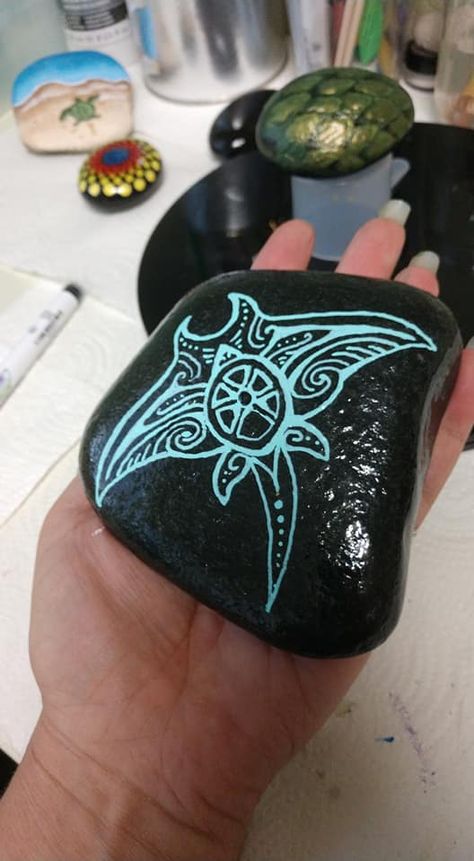 Ocean Dot Painting, Stingray Drawing Art, Rock Painting Ocean, Rock Painting Ocean Theme, Stingray Painting Acrylic, Rock Painting Ideas Ocean, Trippy Rock Painting, Rock Painting Ideas Summer, Ocean Rock Painting