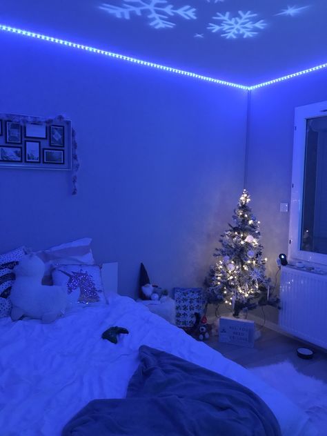 Blue Christmas Room Decor, Winter Wonderland Room Decor, Winter Themed Room, Blue Christmas Bedroom, Winter Room Ideas, Blue Christmas Aesthetic, Winter Room Decor, Cozy Window Nook, Blue Lifestyle