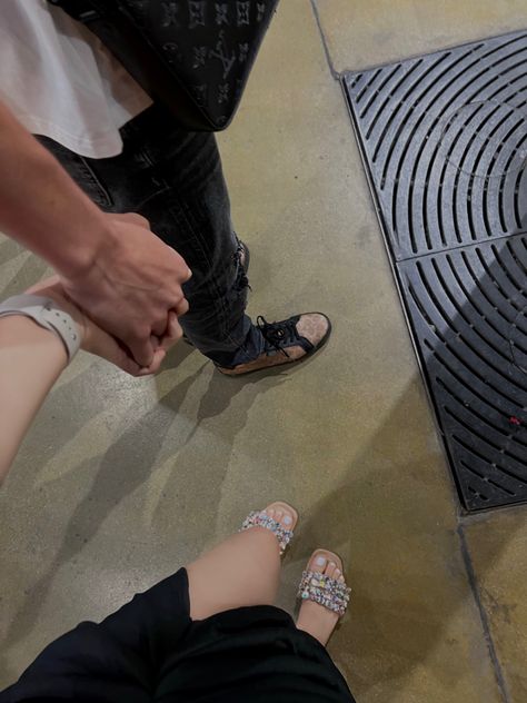 Aesthetic Couple No Face, Alucin Couple, Narcos Outfit Woman, Couple Shoes Matching, Mood With Bae, Acrylic Nails Nude, Cute Tattoos For Women, Cute Relationship Photos, Cute Couples Photos