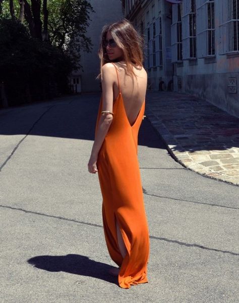 an orange slip maxi dress with an open back with side slits looks chic, bold and cool Sukienki Maksi, Stile Kylie Jenner, Fest Outfits, Walking Down The Street, Jessica Alba, Looks Chic, Chi Chi, Orange Dress, Looks Style