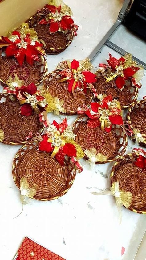 Indian Engagement Tray Decoration Ideas, Shagun Basket Decoration Ideas, Marriage Gift Packing Ideas, Marriage Packing Ideas, Chaab Decoration Ideas Wedding, Chhab Decoration Idea For Marriage, Engagement Gift Packing Ideas, Engagement Packing Ideas, Gift Tray Decoration Ideas