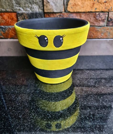 Paint Garden Pots, Custom Pottery, Bee Painting, Painted Plant Pots, Terracotta Flower Pots, Pear Fruit, Painted Flower Pots, Succulent Gardening, Clay Pot Crafts