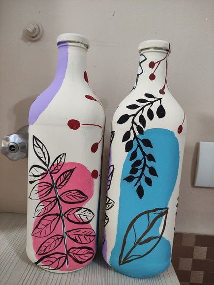 Glass Bottle Diy Projects, Blue Wine Bottles, Hand Painted Wine Bottles, Painted Bottles, Boho Crafts Diy, Glass Bottle Diy, Diy Wall Art Decor, Glass Bottles Art, Wine Bottle Diy Crafts