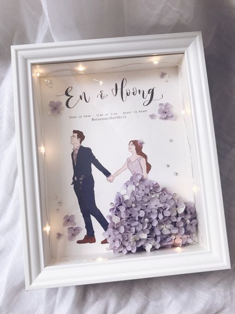 Wedding Gift Craft Ideas, Cute Wedding Gift Ideas, Diy Frame Decor, Diy Wedding Gift Ideas, Customised Gift Ideas, Wedding Gift Frame, Paper Flower Shadow Box, Pop Up Frame, Gift Ideas Wedding