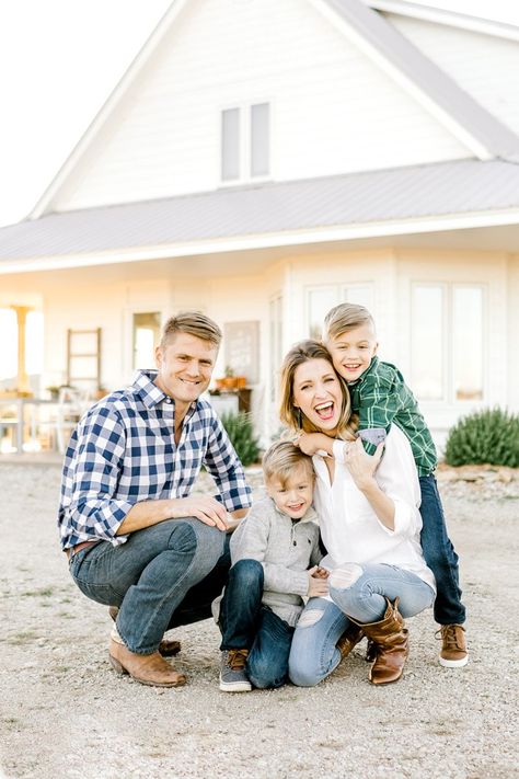 Family Pictures Around The House, Family Photos With House In Background, Photoshoot In Front Of House, Family Photo In Front Of House, Family Photos At Home Outside, Family Portrait In Front Of House, Family Pictures In Front Of House, Front Yard Family Photoshoot, Farmhouse Family Photoshoot