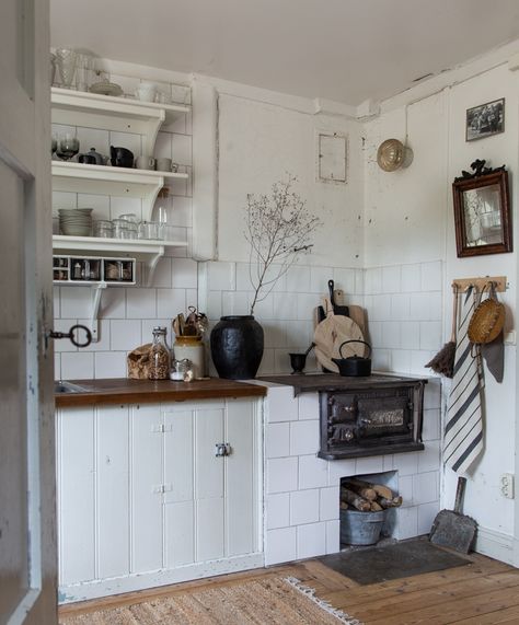 Swedish Cottage Kitchen, Scandinavian Country, Swedish Kitchen, My Scandinavian Home, Country Cottage Kitchen, Swedish Cottage, Concrete Kitchen, Swedish House, Cottage Kitchen