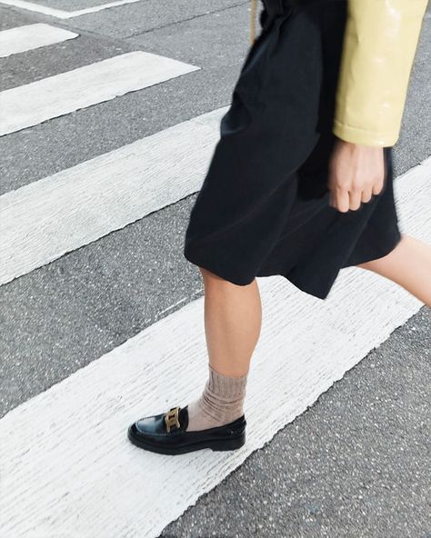 Meeting a girl wearing Tod's Women's loafers: Greta Ferro is the protagonist in Searching for Kate. Tods Gommino Women Outfit, Toga Loafers, Tods Loafers Mens Outfit, Tods Boots Woman, Tods Loafers Women, Mysterious Girl, Ordinary Day, Girls Wear, Loafers For Women