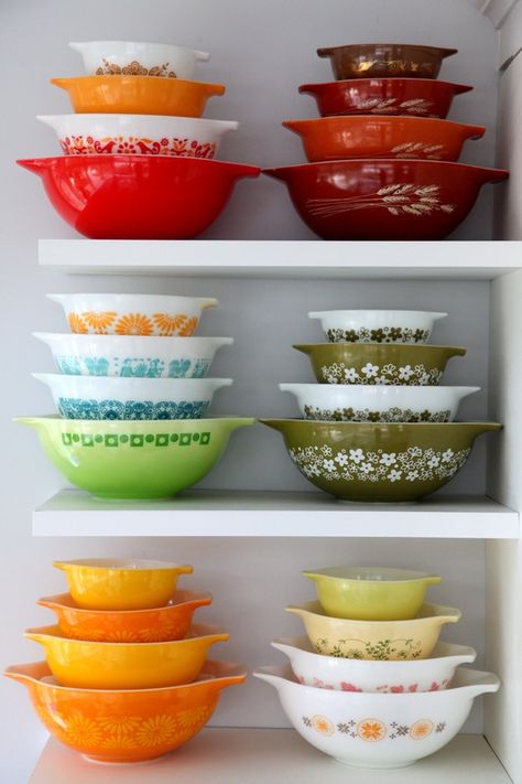 8FOOTSIX: More Pyrex and MORE Milk glass... Vintage Pyrex Collection Display, Vintage Pyrex Kitchen, Pyrex Display Cabinet, Pyrex Display, Bowl Collection, Vintage Pyrex Dishes, Pyrex Dishes, Vintage Glass Bowl, Vintage Pyrex Bowls