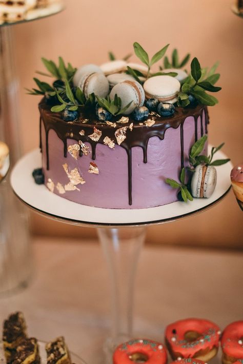 Plum Colored Wedding Cakes, Wedding Cake Designs Purple, Fall Themed Wedding Cakes, Wedding Cakes One Tier, Berry Wedding Cake, Wedding Cake Navy, Purple Wedding Cake, Pretty Wedding Cakes, Chocolate Drip Cake