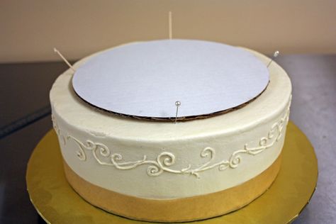 How to Make a Sturdy Stacked Cake - 80cakes.com Stacking A Wedding Cake, Stacked Cake, Wedding Cake Videos, Fruit Wedding Cake, 2 Layer Cakes, Tinkerbell Cake, Long Car Trips, Cake In A Can, How To Stack Cakes