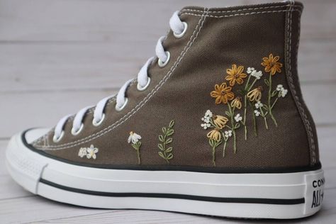 Embroidered Shoes Converse, Small Flower Embroidery, Converse Embroidery, Cute Converse Shoes, Embroidered Converse, Chuck Taylor Converse, Cute Converse, Yellow Wreath, Dr Shoes