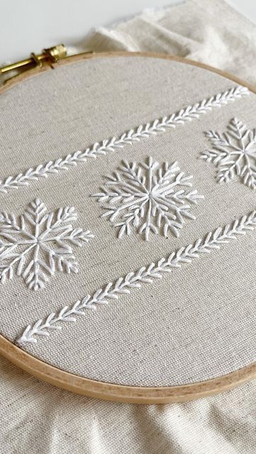 Winter Embroidery, Basic Hand Embroidery Stitches, Simple Hand Embroidery Patterns, Diy Embroidery Designs, Christmas Embroidery Designs, Diy Embroidery Patterns, Handmade Embroidery Designs, Embroidery Stitches Tutorial, Hand Embroidery Projects