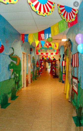 School Hallway Decorations, Theme Carnaval, School Hallway, School Hall, Classroom Decor High School, School Hallways, School Carnival, Vbs Themes, Carnival Themes