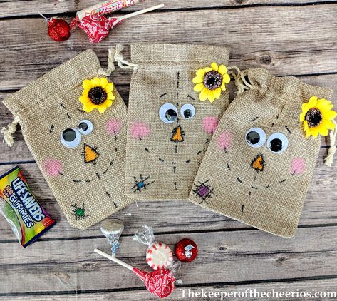 Thanksgiving School Treats, Burlap Scarecrow, Halloween Treat Bags Diy, Halloween Party Bags, Diy Scarecrow, Scarecrow Crafts, Kid Friendly Halloween, Fun Projects For Kids, Thanksgiving Preschool