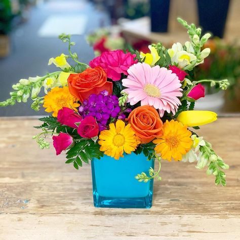 Bright Colored Centerpieces, Bright Flower Centerpieces, Colorful Centerpieces Wedding, Bright Flower Arrangements, Bright Floral Centerpieces, Fun Floral Arrangements, Spring Centerpieces, Banquet Centerpieces, Bali Restaurant